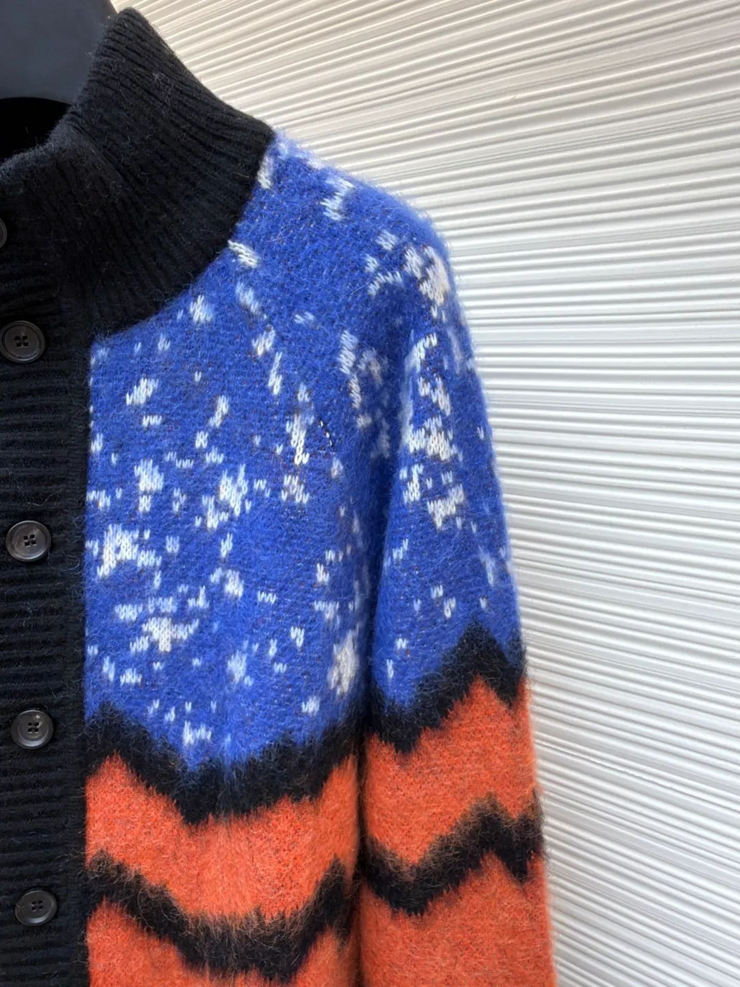 LOUIS VUITTON wavy pattern snow cardigan ●Original version: Purchased and developed for 17900 ●Item number: 1680991-D15 ●Fabric: mohair fabric ●Technology: jacquard weaving ●Version: loose fit ●Weight: about 945 grams ●Size: XS-S-M-L ●Description: Referring to the feel of the original version, we use the higher-cost [high-end custom yarn 30% mohai 30% wool thread], and use the original version for [coloring and dyeing]; the style uses the [latest Cixin 5-needle dual-system machine] for jacquard knitting. During the weaving, the sand spit is alternately knitted back and forth, and it takes [160 minutes to knit the piece] Parallel and even speed knitting, the texture of the garment pieces is clear, there is no code, and there will be no flower patches on the garment pieces, which greatly ensures the texture and clear texture of the garment pieces; Fleece catching process: This process is particularly troublesome and has many processes. After returning from washing, we need to attach the breasts of the clothes to both sides, [manual manual connection], and connect them together. After that, iron the clothes for the first time, straighten and straighten them, and then pick the hair. In order to ensure that every position is caught and thoroughly scratched, even the pocket patches and chest patches are specially scratched by manual connection. After scratching, they are then sanded and sprayed with expensive care potion to straighten the mohair and wool on the clothes so that the hair will not get messy easily. It will be like the market version, the hair picked out will be the same as that of a dog; after the finishing process, the garment pieces will be [naturally dried], [buttoned and opened], and finally, the preliminary inspection, general inspection, final ironing, cleaning of other stray hairs on the surface, and then packaging and shipment. The process will be much more than that of ordinary styles, and the cycle will be much longer than normal. The overall wiring is straight and delicate, the fabric is comfortable and soft, and the color is consistent without color difference. It can be matched with the same style to create a fashionable look and control various occasions. Customized accessories, complete with three standards, same style for men and women!